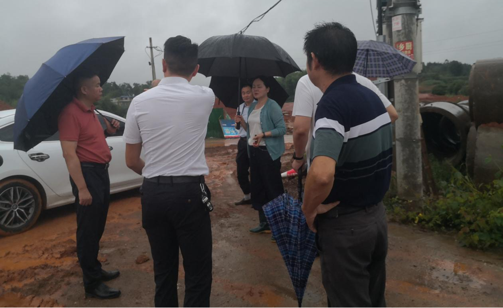 3通山县委县政府及有关部门领导到兴达公司G106通山大道项目视察指导工作